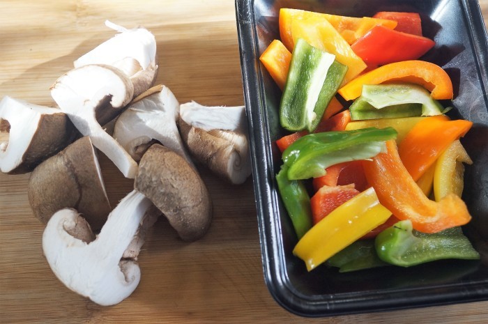 ■やまっこモニター料理【②肉厚しいたけ「やまっこ」と 　カラフル野菜のスキレット焼き】_b0033423_20064868.jpg