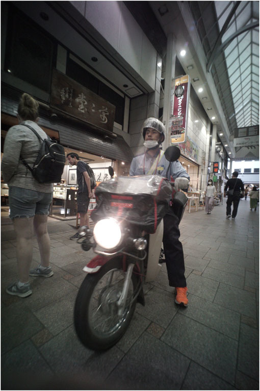 875.02 生き生きと(2020年5月30日ホロゴン15mmF8は勝手知ったる奈良町をのびのび散歩)2 心に音楽を_c0168172_01072605.jpg