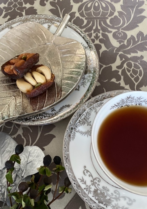 おうちティータイムつづく～ : ミンミンゼミ