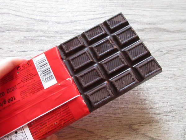 【ラ・ムー】CHOCOYOCO Dark Chocolate 50% with Whole Hazelnuts_c0152767_14320311.jpg
