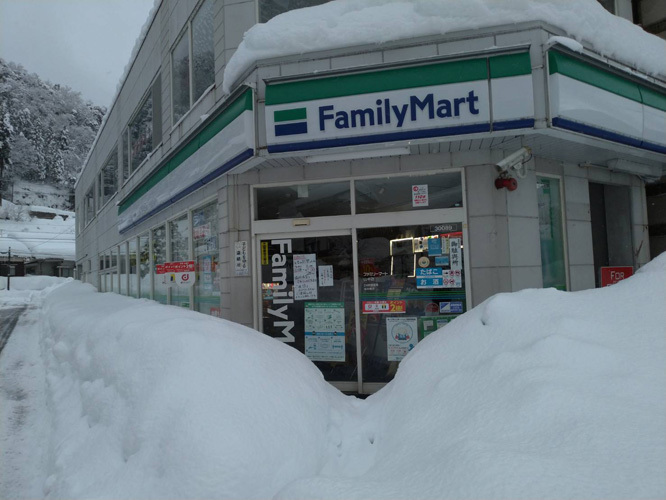 山中温泉ゆげ街道の拡幅除雪完了　しかし夜通しの除雪がまだまだ続きます_d0095673_07262927.jpg