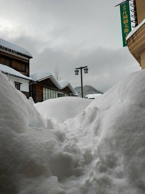 山中温泉ゆげ街道の拡幅除雪完了　しかし夜通しの除雪がまだまだ続きます_d0095673_08143014.jpg