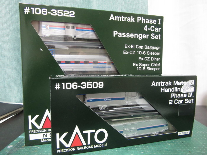 KATO Amtrak PhaseⅠ 4-Car Passenger Set : 赤い電車は臼い線