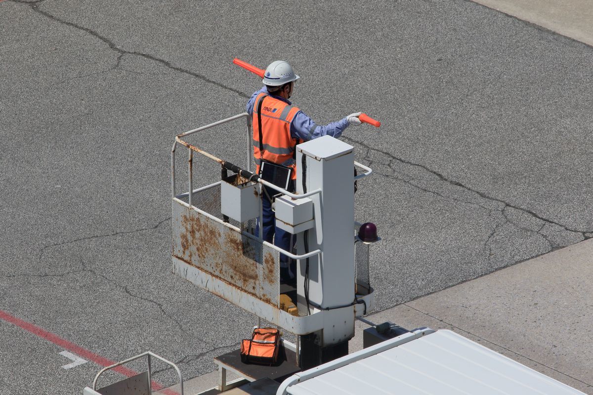 飛行機の誘導 Granpa Toshiのeos的写真生活
