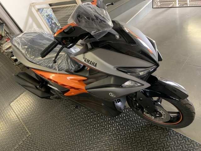YAMAHA NVX125DX マットグレー／オレンジ 展示中