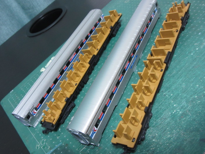 KATO Amtrak PhaseⅠ 4-Car Passenger Set : 赤い電車は臼い線