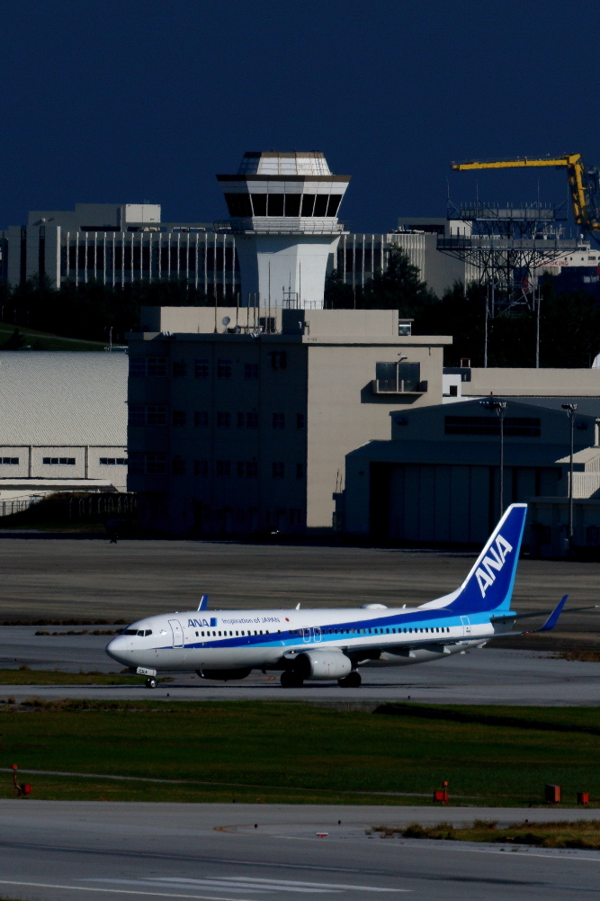 青い飛行機 白い塔 黄色いクレーン 南の島の飛行機日記 青い飛行機 白い塔 黄色いクレーン 南の島の飛行機日記