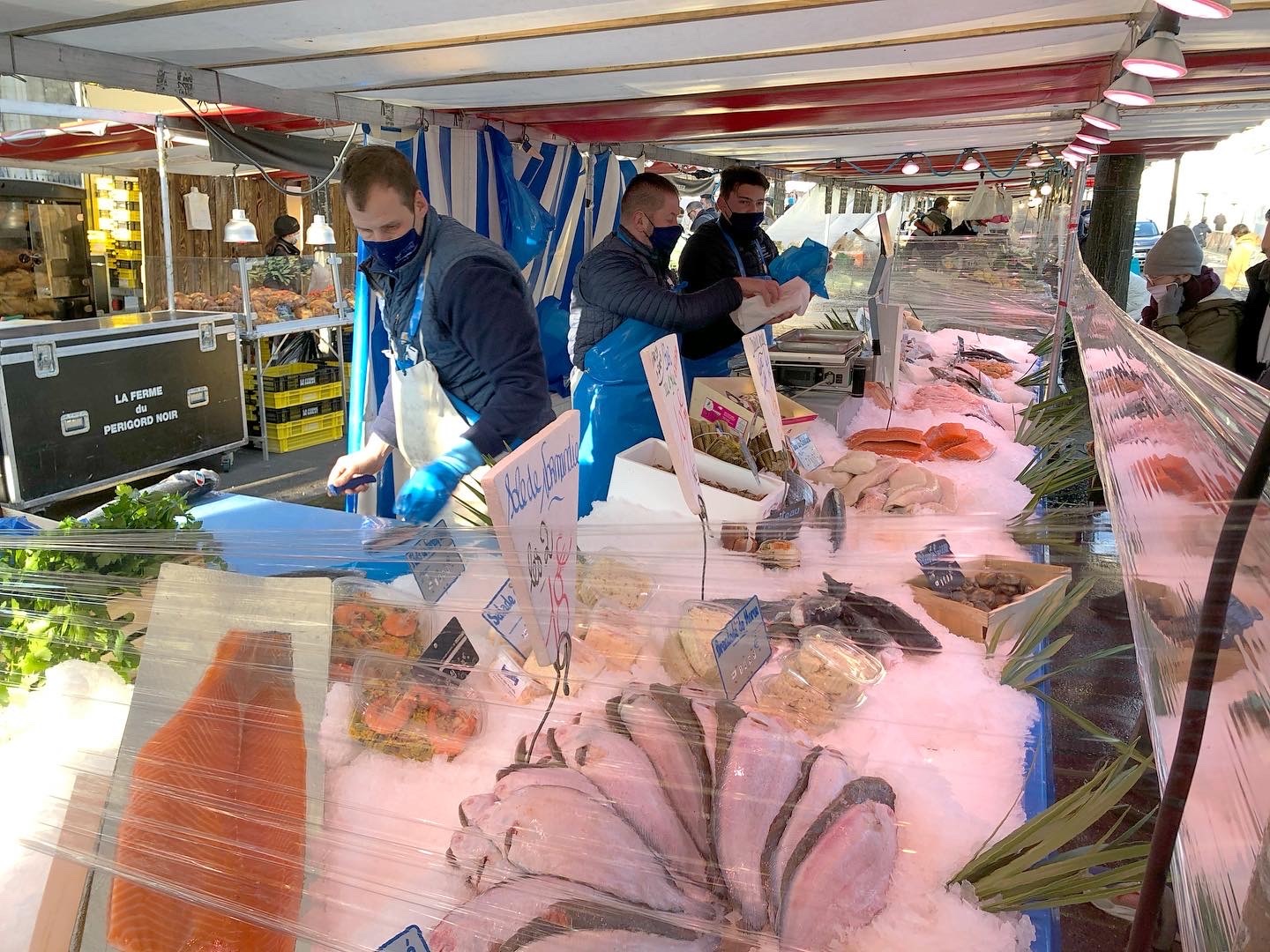 パリのマルシェの魚屋さん_a0231632_02135441.jpeg