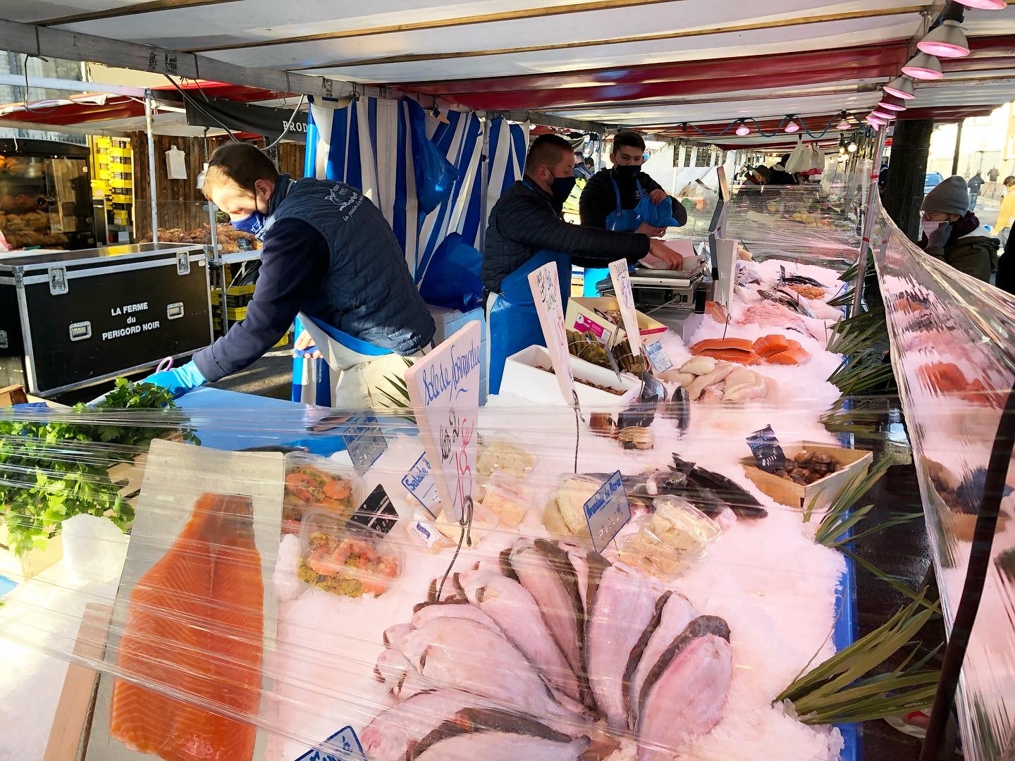 パリのマルシェの魚屋さん_a0231632_02142746.jpeg
