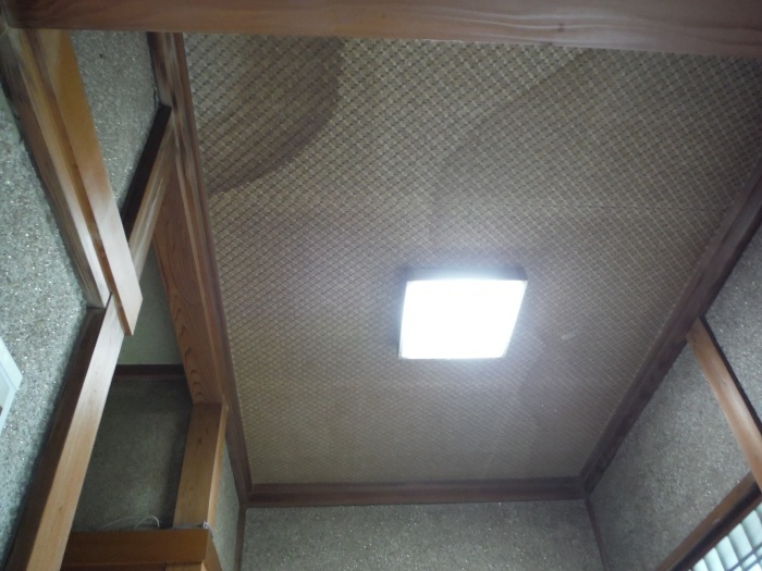 玄関の内装工事 ~ 天井からの雨漏りで。_d0165368_08144539.jpg
