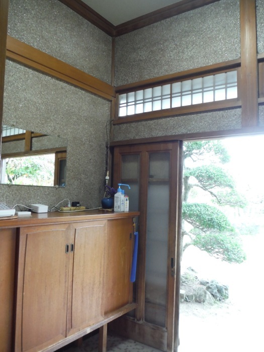 玄関の内装工事 ~ 天井からの雨漏りで。_d0165368_08183058.jpg