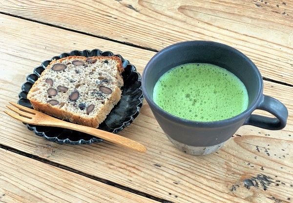 おせちの黒豆入りケーキでおやつのじかん　と　お弁当_d0249193_16274952.jpg