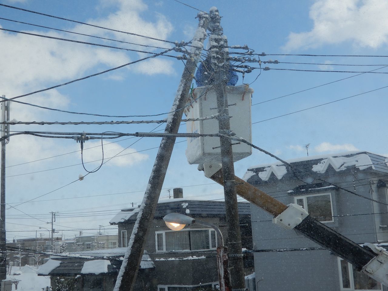 昼になっても消えない街路灯の修理_c0025115_21394202.jpg