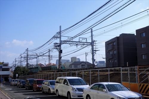 小出楢重『枯木のある風景』阪神電車の電線にとまっている物体は