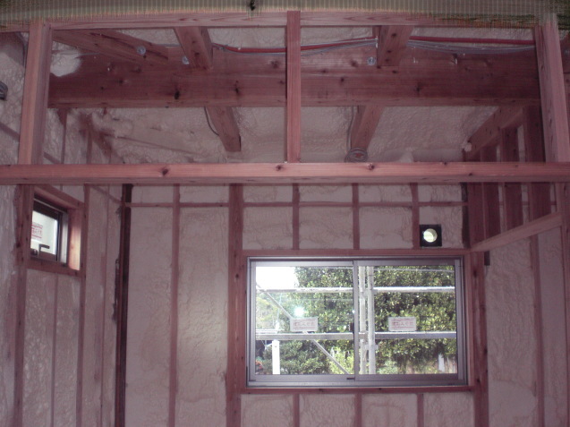 発砲ウレタン施工完了_c0394067_09541576.jpg