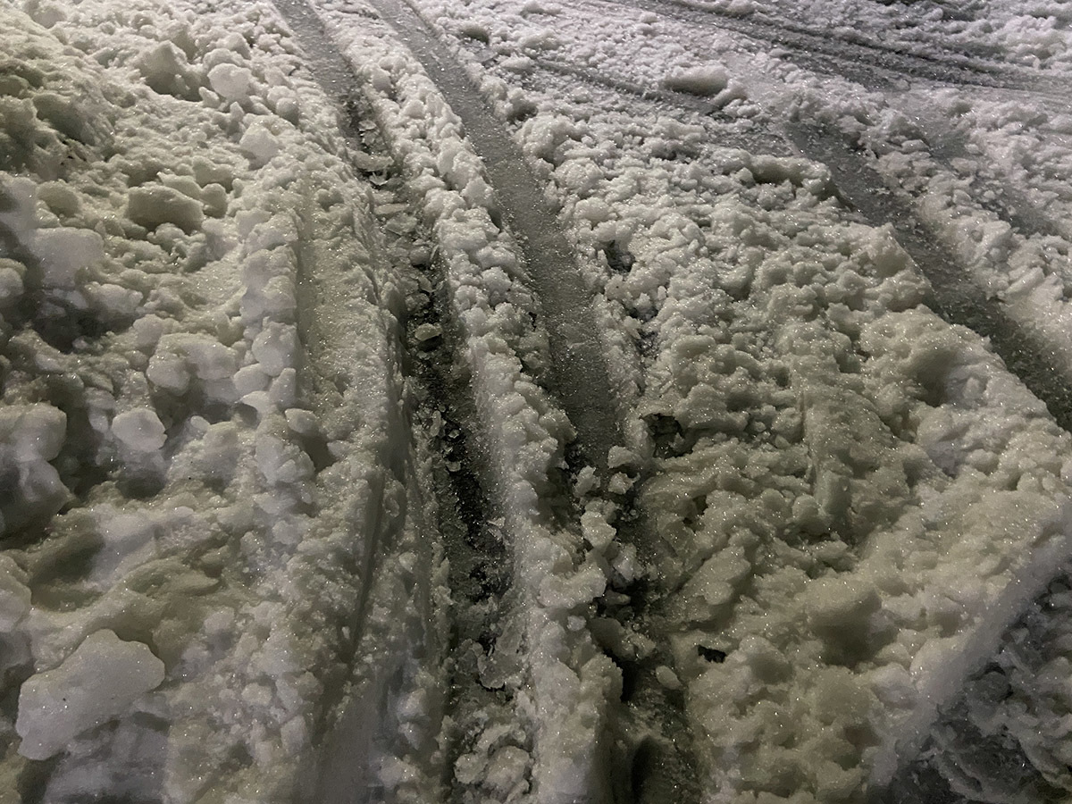 雪は溶けかけも厄介 三毛猫様の部屋