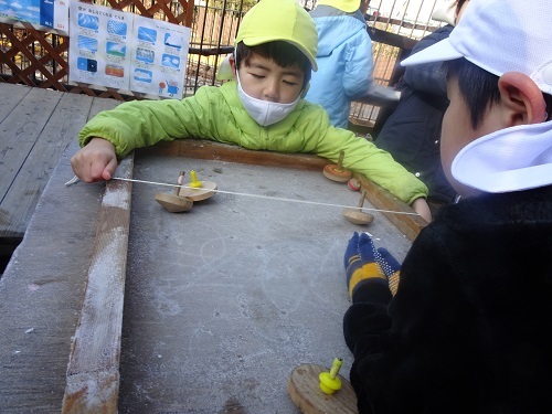 流行りの遊びは 陽だまりの小窓 菊の花幼稚園保育のようす 流行りの遊びは 陽だまりの小窓 菊の花幼稚園保育のようす