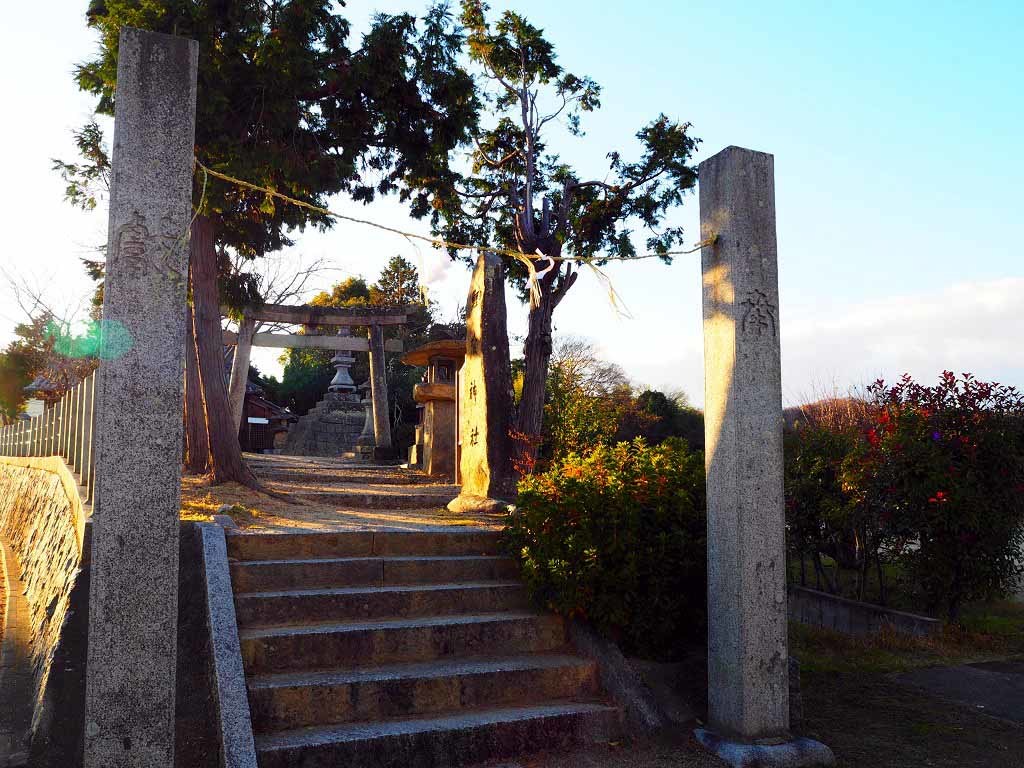 墳丘墓の頂きに建つ「鯉喰神社」_d0394977_15384614.jpg