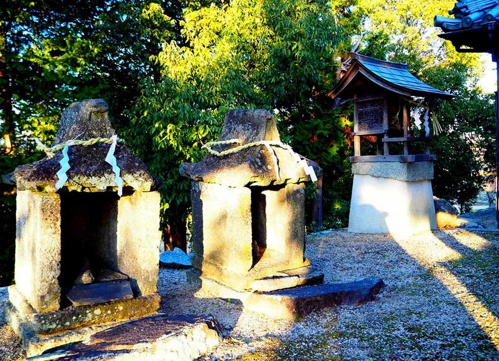 墳丘墓の頂きに建つ「鯉喰神社」_d0394977_16375254.jpg