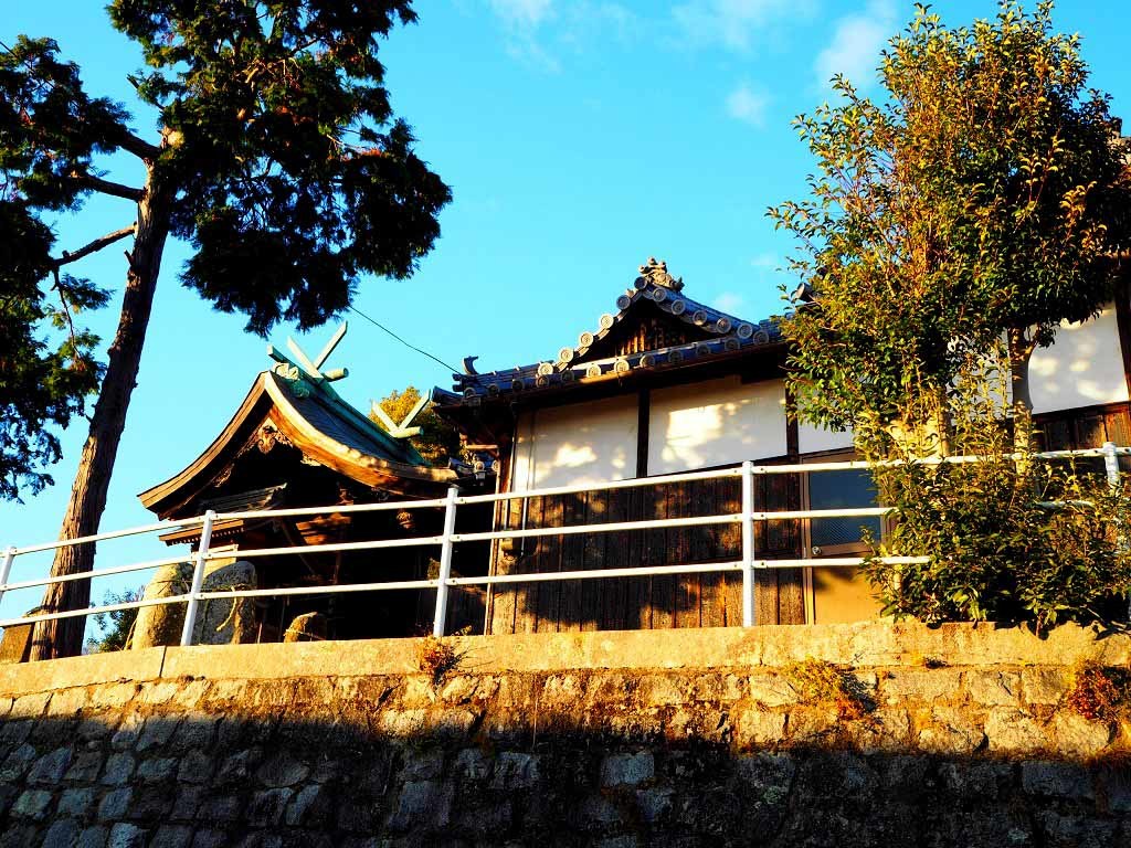 墳丘墓の頂きに建つ「鯉喰神社」_d0394977_17150188.jpg