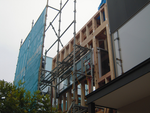 HOUSE-TKTは屋根・サッシ取付完了!_c0148401_18313467.jpg