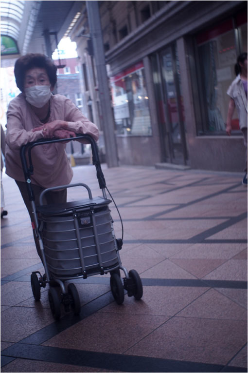 2212 当時はまだ(2020年6月10日バルター25mmF2.3に奈良町チラッと微笑み)みんな安らかだった_b0226423_21294782.jpg
