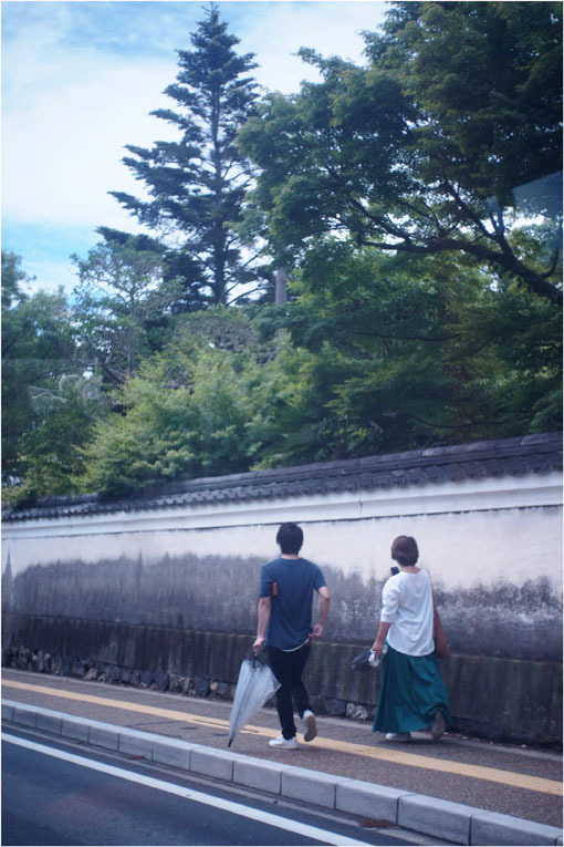 2212 当時はまだ(2020年6月10日バルター25mmF2.3に奈良町チラッと微笑み)みんな安らかだった_b0226423_21340603.jpg