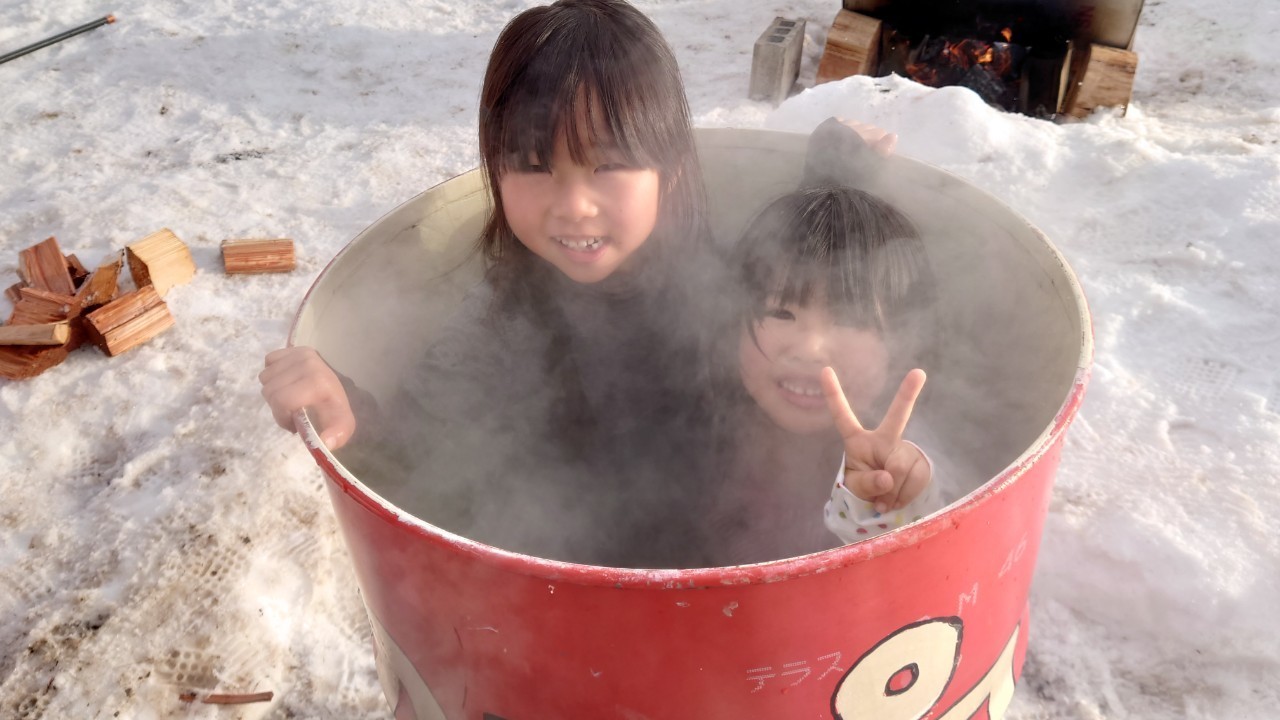 小学生　ドラム缶風呂 