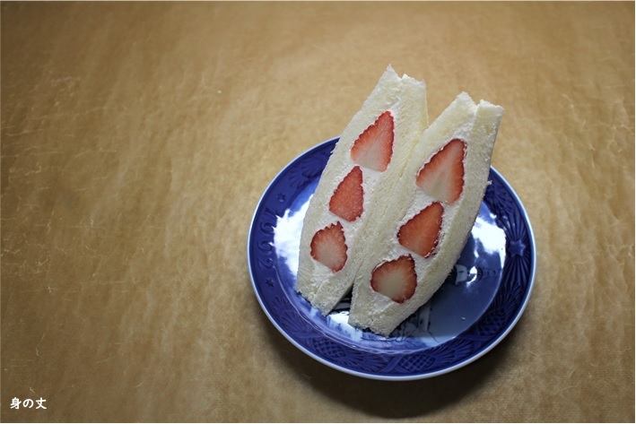 お疲れさんの『いちごサンド』_e0343145_11034905.jpg