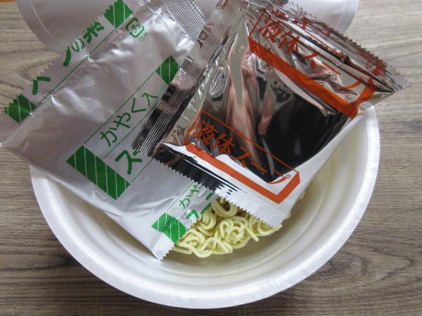 【寿がきや】名古屋の味 台湾ラーメン(カップ)_c0152767_14104071.jpg