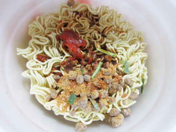 【寿がきや】名古屋の味 台湾ラーメン(カップ)_c0152767_14113821.jpg