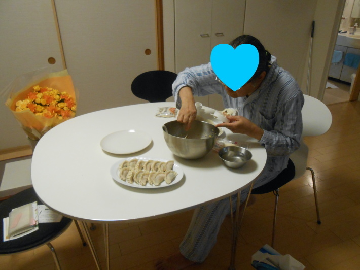 風呂上りに餃子を包む キザンの赤を飲む のび丸亭の 奥様ごはんですよ 日本ワインと日々の料理 風呂上りに餃子を包む キザンの赤を飲む のび丸亭の 奥様ごはんですよ 日本ワインと日々の料理