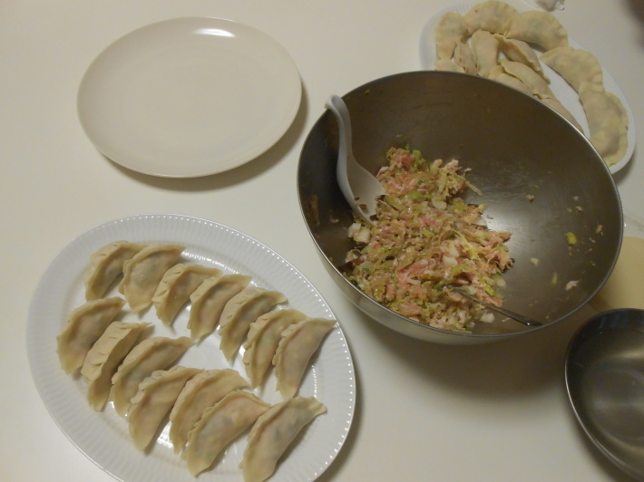 風呂上りに餃子を包む キザンの赤を飲む のび丸亭の 奥様ごはんですよ 日本ワインと日々の料理 風呂上りに餃子を包む キザンの赤を飲む のび丸亭の 奥様ごはんですよ 日本ワインと日々の料理