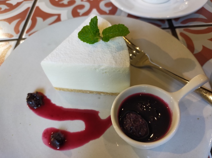 レアチーズケーキwithブルーベリーソース@カフェロリーポリー_e0408534_22573766.jpg