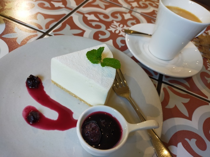 レアチーズケーキwithブルーベリーソース@カフェロリーポリー_e0408534_22591097.jpg