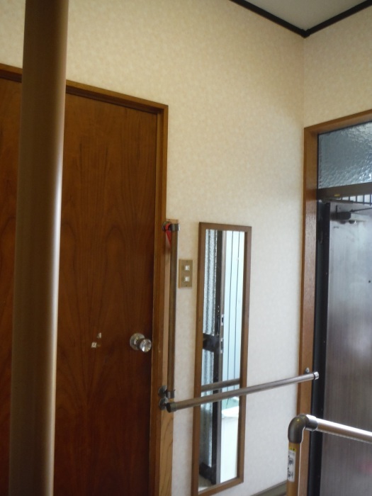 玄関の内装工事 ~ クロス工事で終了となりました。 _d0165368_04422398.jpg