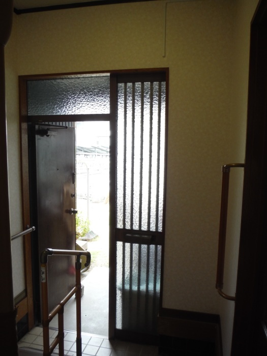 玄関の内装工事 ~ クロス工事で終了となりました。 _d0165368_04424899.jpg