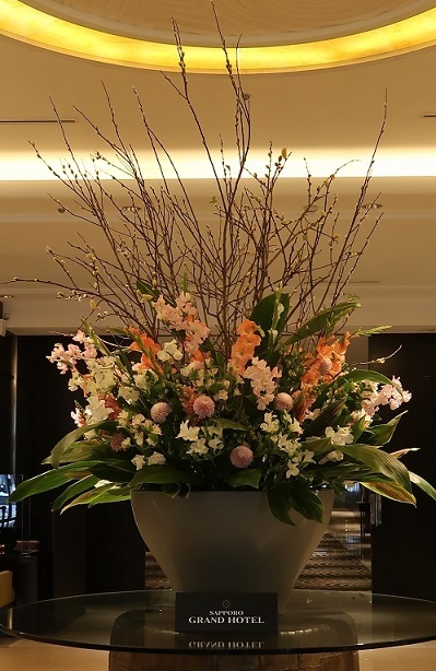 札幌の風景 札幌グランドホテルロビーの お花 サラニプ エクレア ワイン好きの料理おたく 雑記帳