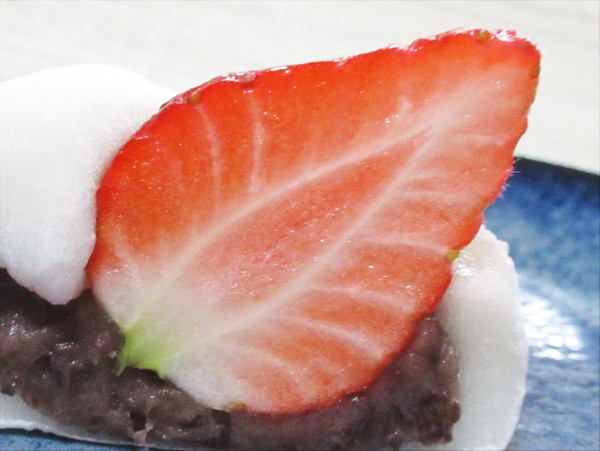 【シャトレーゼ】特撰 群馬県産やよいひめの大きな苺大福 粒餡_c0152767_11223575.jpg