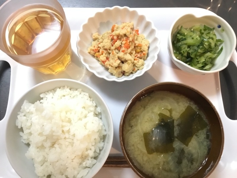 しらゆり荘 朝食 ご飯 炒り豆腐 きゅうりと中華くらげの和え物 味噌汁 今日の献立