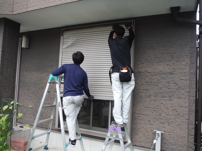 シャッター補修 ~ 台風で破損しました。_d0165368_05564563.jpg