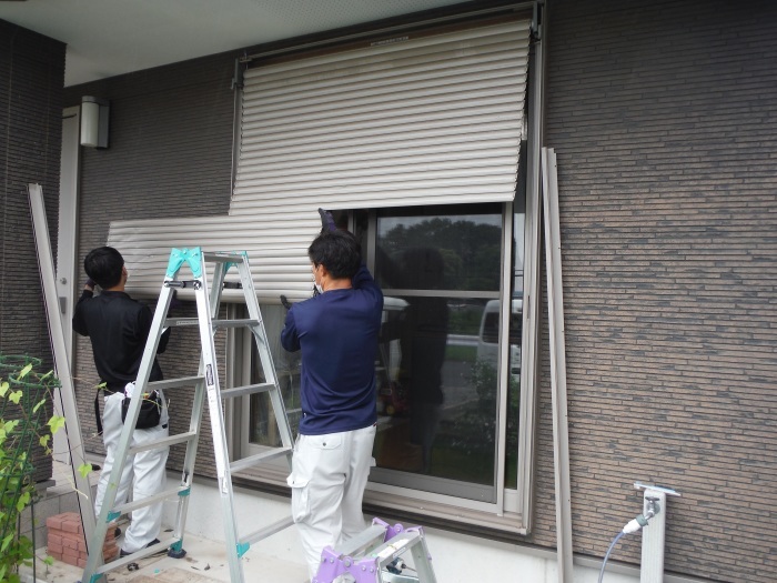 シャッター補修 ~ 台風で破損しました。_d0165368_05565986.jpg