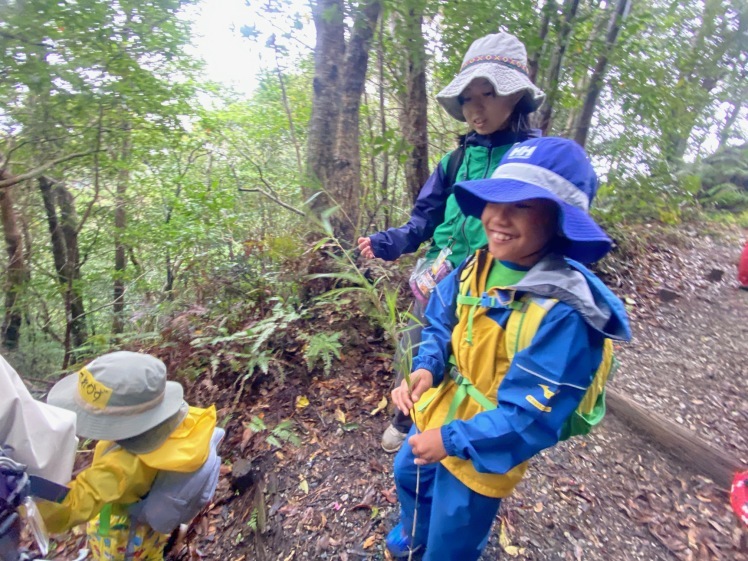 青空ようちえん〔週末〕親子で山のぼりに挑戦（1/23）てっぺんを目指して、2歳から一緒にチャレンジしました！　 #山登り #名護岳_d0363878_01501573.jpg