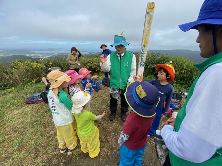 青空ようちえん〔週末〕親子で山のぼりに挑戦(1/23)てっぺんを目指して、2歳から一緒にチャレンジしました! #山登り #名護岳_d0363878_01521617.jpg