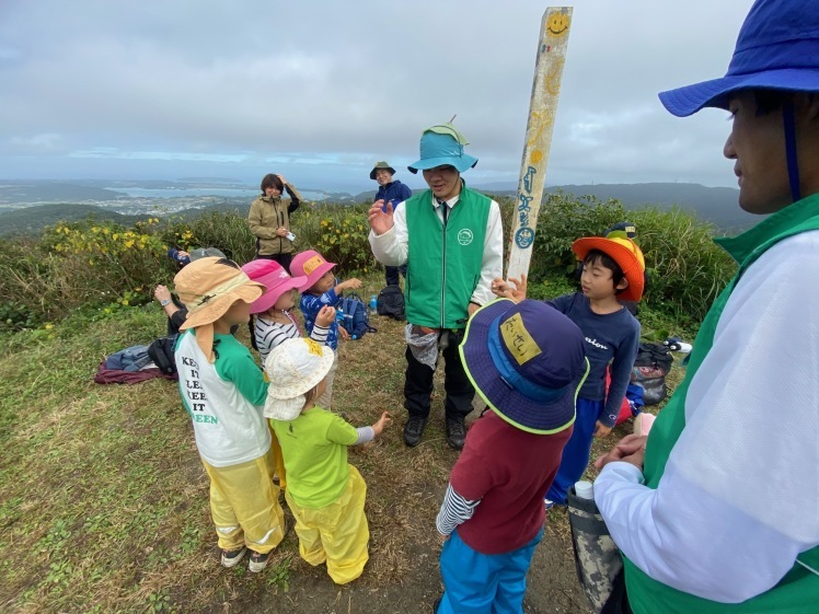 青空ようちえん〔週末〕親子で山のぼりに挑戦（1/23）てっぺんを目指して、2歳から一緒にチャレンジしました！　 #山登り #名護岳_d0363878_01521617.jpg