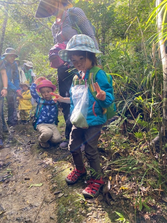 青空ようちえん〔週末〕親子で山のぼりに挑戦（1/23）てっぺんを目指して、2歳から一緒にチャレンジしました！　 #山登り #名護岳_d0363878_01580051.jpg