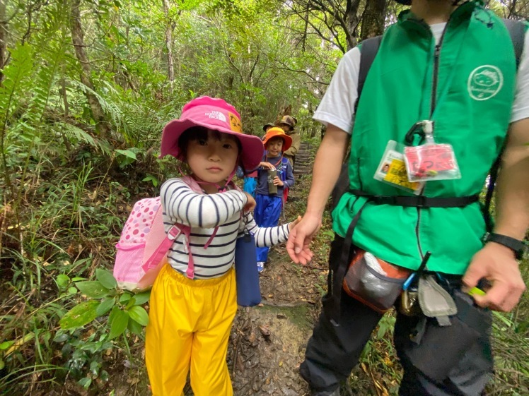 青空ようちえん〔週末〕親子で山のぼりに挑戦（1/23）てっぺんを目指して、2歳から一緒にチャレンジしました！　 #山登り #名護岳_d0363878_01590640.jpg