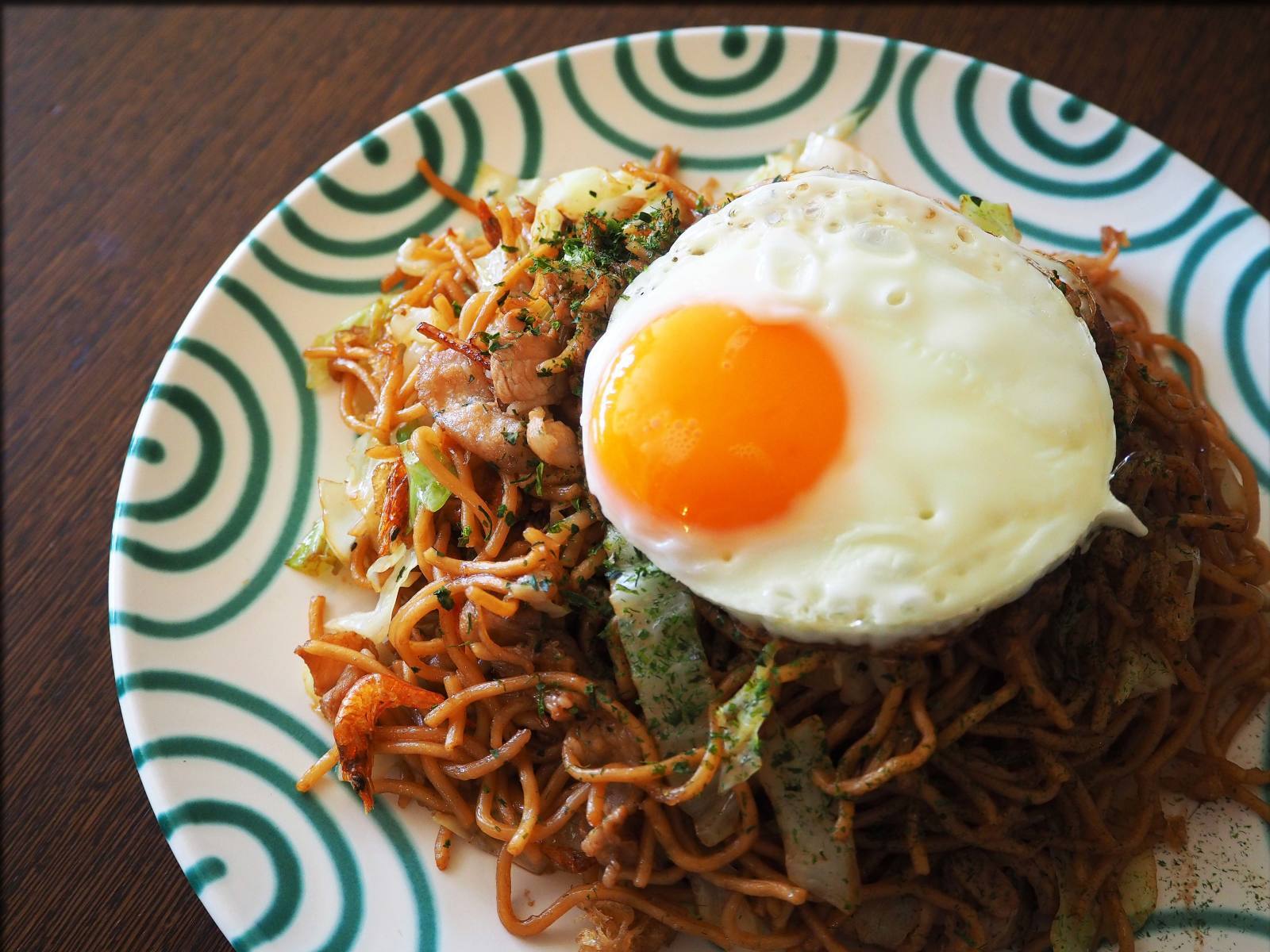 目玉焼きのせソース焼きそば 人形町からごちそうさま