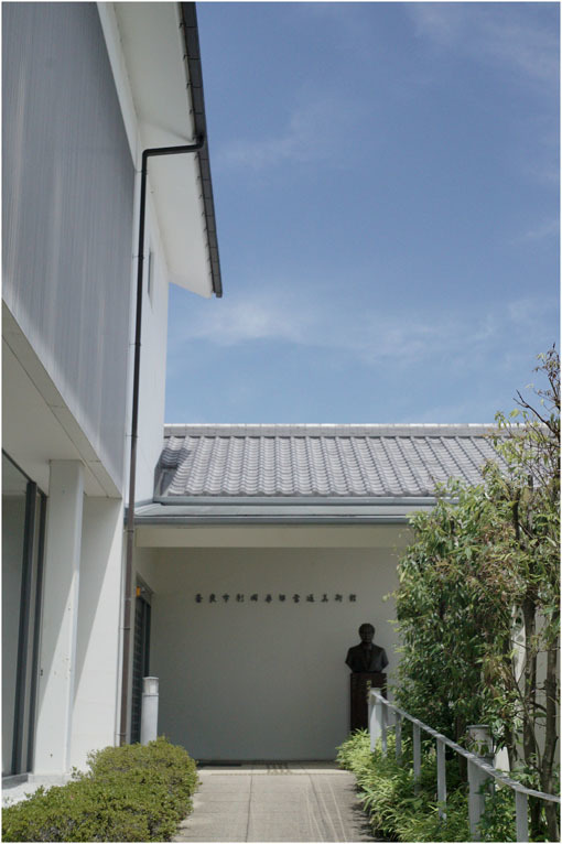 879.02 出ていけ(2020年6月15日エルマー35mmF3.5の大阪梅田は地味だけど、余裕)2 ジェイ・シルベリア校長_c0168172_22193290.jpg