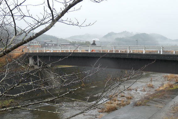 近くて遠きは田舎の道_b0145296_17444152.jpg